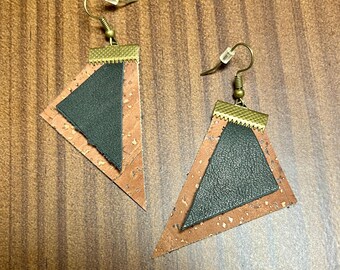 Pendientes de corcho marrón y cuero genuino negro con ganchos de latón