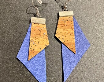 Pendientes de corcho natural y cuero genuino azul cobalto con ganchos de plata