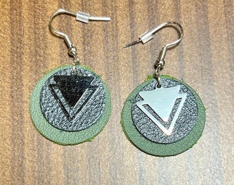 Pendientes de cuero genuino negro y verde con ganchos plateados