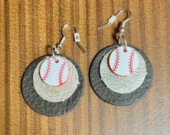 Pendientes de béisbol de cuero de los White Sox: dijes acrílicos grabados, ganchos plateados