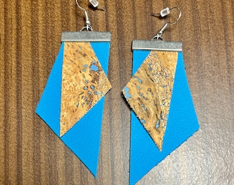Pendientes de corcho natural y azul y cuero genuino azul con ganchos de plata