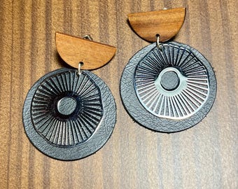 Pendientes de cuero genuino negro con dije de plata y postes de madera