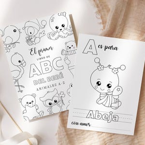 Könnte beinhalten: Zwei schwarz-weiße Kinderbücher. Ein Einband zeigt den Text "El primer libro de ABC del bebé animales A-Z" und Tierillustrationen. Das andere Buch zeigt den Buchstaben "A" und das Wort "Abeja".