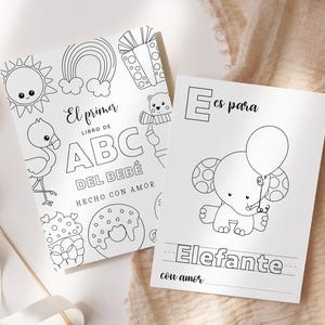 Puede incluir: Dos páginas para colorear en blanco y negro. Una página tiene el texto "El primer libro de ABC del bebé hecho con amor" e ilustraciones. La otra página tiene un elefante con un globo y el texto "E es para Elefante con amor."