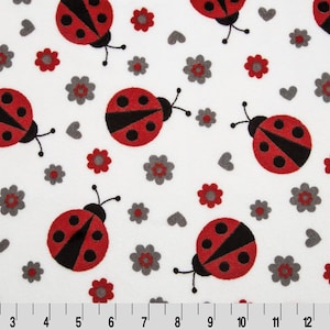 Puede incluir: Tela blanca con un patrón repetido de mariquitas rojas con manchas negras y flores grises.