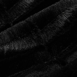 Pu&ograve; includere: Primo piano di un tessuto in peluche nero con una texture morbida e soffice. Il tessuto presenta un sottile motivo a righe.