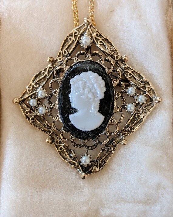 Vintage Square Cameo Pin Gold Tone Necklace Penda… - image 4