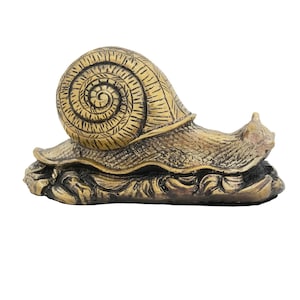 A brass snail. A statuette. 10x6 cm.