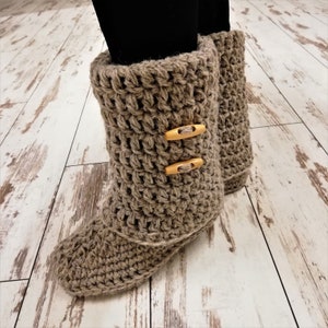 Crochet women slippers with non slip soles/gift for her/crochet womens boots/slippers/crochet womens slippers handmade/crochet wool slippers