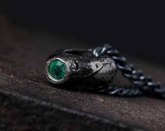 Herrhalsband Antik Silverhänge med Naturlig Smaragd