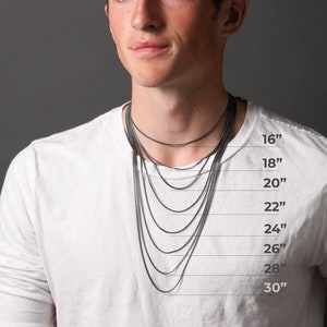 Peut inclure: Un t-shirt blanc porté par un mannequin avec une variété de colliers en chaîne argent. Les colliers sont présentés en différentes longueurs, allant de 40,6 cm à 76,2 cm.