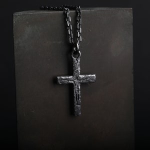 Herenketting gesneden Jezuskruis-hanger in geoxideerd sterlingzilver