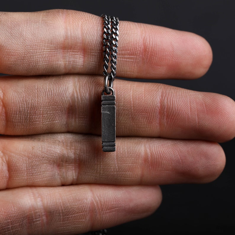 Collar de Hombre con Colgante de Barra y Rayas Hecho a Mano en Plata de Ley imagen 5