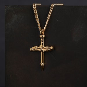 Collar para hombre con colgante de cruz de clavos, hecho a mano en oro vermeil de 18 quilates.