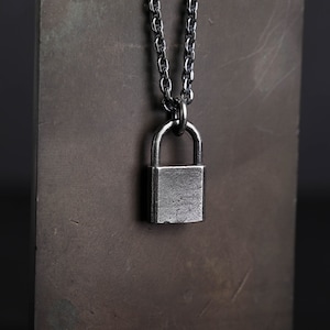 Collar para hombre con colgante de candado hecho a mano en plata de ley