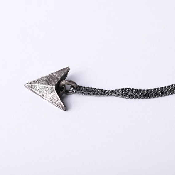 Collana con ciondolo a forma di freccia con lupo e zampa in argento sterling 925 - Italia