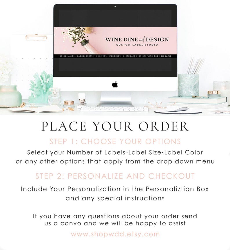 K&ouml;nnte beinhalten: Ein Computerbildschirm zeigt den Text "WINE DINE and DESIGN CUSTOM LABEL STUDIO" auf einem rosa Hintergrund mit Konfetti. Der Text unter dem Bildschirm lautet "PLACE YOUR ORDER" und enth&auml;lt Anweisungen zum Bestellen von individuellen Etiketten. Der Text "www.shopwdd.etsy.com" befindet sich am unteren Rand des Bildes.