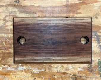 Tagliere di salumi con noci nere