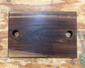 Tagliere di salumi con noci nere