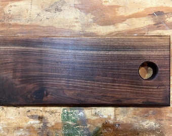 Tagliere di salumi con noci nere