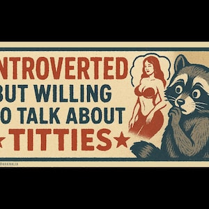 Puede incluir: Adhesivo rectangular con un diseño vintage. El texto dice "Introvertido pero dispuesto a hablar de tetas" en rojo y blanco. También se muestra un mapache de dibujos animados y una mujer en bikini.