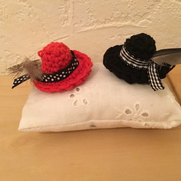 Broches chapeau rouge ou noir crochetées main/ accessoires à accrocher/ Artisanal/ Uniques