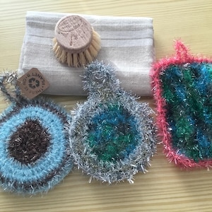 Três esponjas dupla face reutilizáveis para lavar louça e limpar / Tawashis esfoliantes feitos à mão em crochê. Artesanato francês.