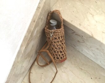 Natural raffia bottle carrier/hand carry handle and removable leather shoulder strap/hand-crocheted bottle/water bottle pouch