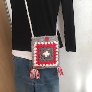 Sac bandoulière granny square/ sac téléphone, festivals, papiers/ sac bohème hippie avec pompons / crocheté main