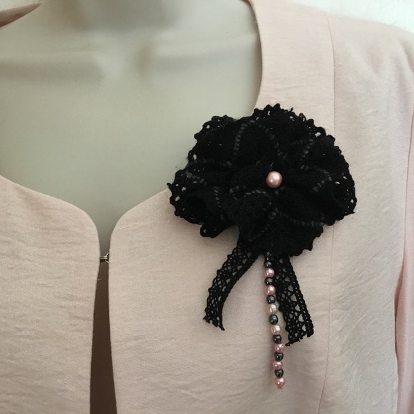 Broche fleur noire en dentelle de coton/ accessoire  cérémonie, soirée «  so chic » à accrocher fait main