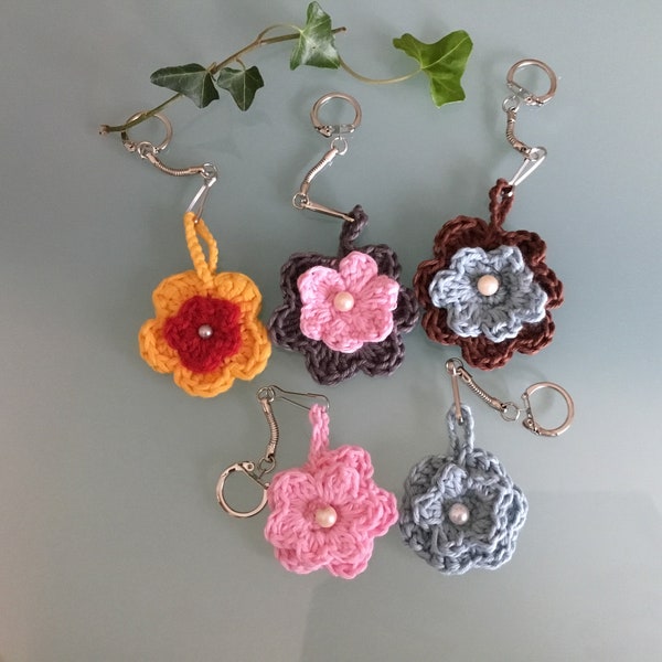 Portes clés fleurs / bijoux de sac crochetés main avec du coton. Artisanat Français