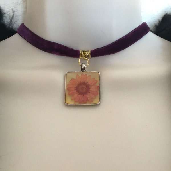 Ras de cou  fleurs séchées, collier velours violet/ collier médaillon rétro vintage/ collier burlesque, art déco. Fait main