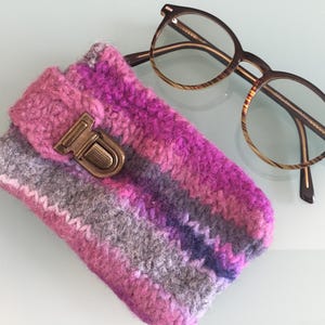 Étui lunette en laine de mouton teintée  aux plantes  feutrée main/ pochette fermoir cartable bronze