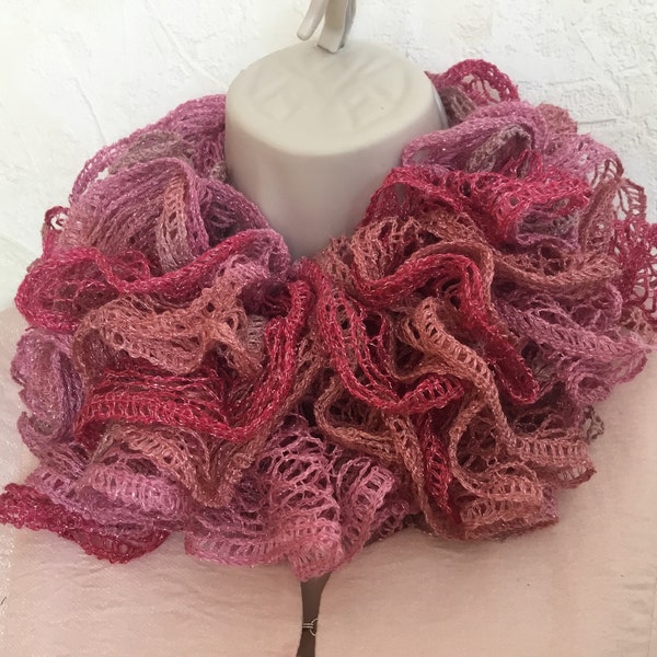 PROMOTION fin d’hiver -Echarpe, col à volants à poser  tricotée main en laine dégradés de rose