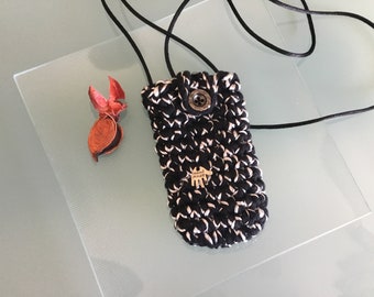 Étui E cigarette   Cube «   so chic » noir/ satiné blanc/ pochette ,puff,vapoteuse électronique / crocheté main. Modele unique