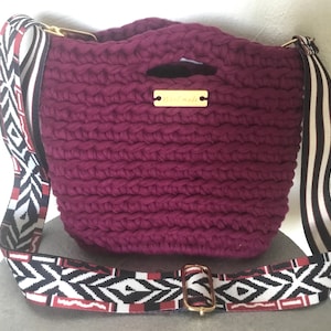 Sac à main sangle guitare amovible trois fonctions : épaule, bandoulière, main bordeaux /crocheté avec du trapilho / upcycling / fait mai