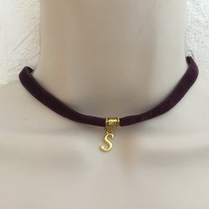 Collier ras de cou velours lie de vin, initiale doré lettre S / ras de cou burlesque/Fait main