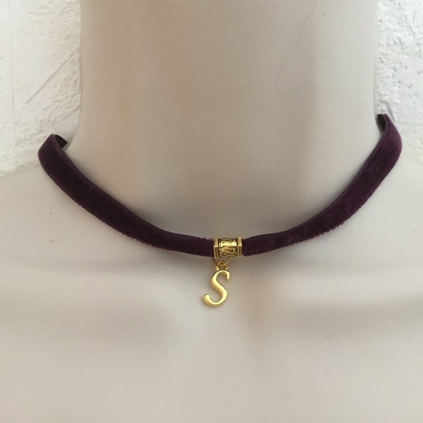 Collier ras de cou velours lie de vin, initiale doré lettre S / ras de cou burlesque/ cadeau saint valentin. Fait main