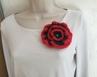 Broche fleur vert foncé /rouge  Noël en laine / fleur  en laine au crochet/ accessoire à accrocher/ fait main.