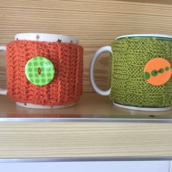 Housses de protection pour mug  deux versions boutons ou fleurs/protèges tasse crochetés et tricoté main  en laine