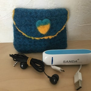 Pochette coeur en laine feutrée main/ pochette range fil / porte monnaie bleu canard coeur  Ukrainien / crocheté main, Artisanat Français