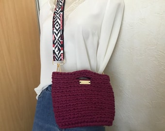 Three-function handbag: shoulder, crossbody / burgundy bag, adjustable removable strap / crocheted with trapilho / upcycling / made in May