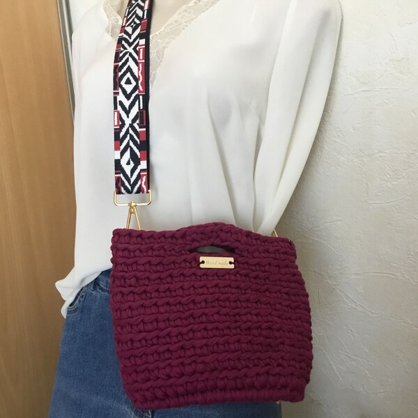 Sac à main trois fonctions : épaule, bandoulière /sac bordeaux sangle amovible ajustable /crocheté avec du trapilho / upcycling / fait mai