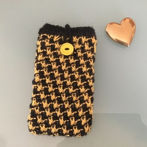 Geel hoesje voor mobiele telefoon/telefoonsok, handgebreid in pied-de-poulesteek.