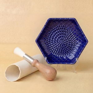 Juego de rallador de cerámica con pelador de ajo y cepillo en azul