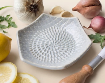 Ceramic Grater Plate Set – Garlic Peeler and Brush in Pearl
