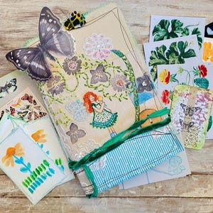 Diario a farfalla, quaderno fatto a mano. Grande diario boho, copertina morbida, patchwork con carta riciclata. Colori pieni.
