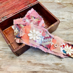 Rosa Stoffschnipselrolle, Federstreifen, Spitzenband für Junk Journal Verschönerung und handgemachte Journalingmaterialien. Textiles Kunstbuch