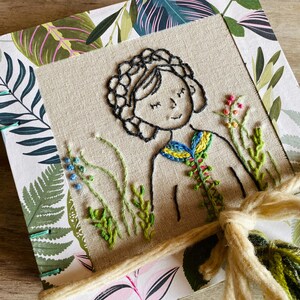 Diario verde fatto a mano. Botanico, primavera, vegetale, natura. Regalo per amanti della natura. Quaderno d'arte. Copertina rigida ricamata. Carta mista 365