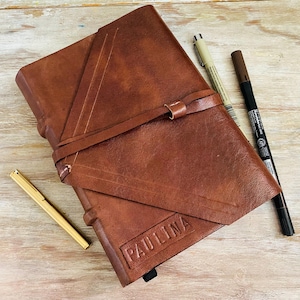 Diario grande de cuero. Libreta rústica. 440 páginas. Solapa y bolsillo. Regalo para escritores. Modelo histórico. Personalizado, para pluma estilográfica.